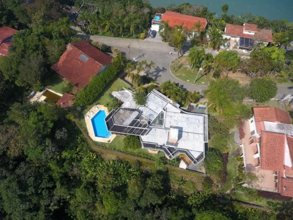 Casa de Condomínio para Venda com 4 suítes, em Ponta das Toninhas com 600m²