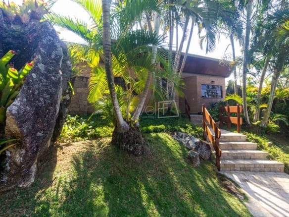 Casa de Condomínio para Venda com 4 suítes, em Ponta das Toninhas com 600m²