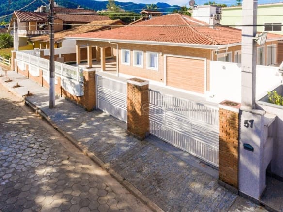 Casa para Venda e locação com 4 quartos na Praia da Tabatinga