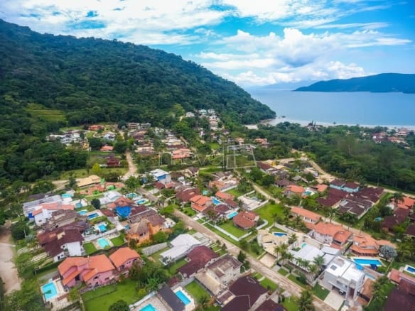Casa à Venda em Ubatuba no Condomínio Recanto da Lagoinha com 5 quartos e 335m²