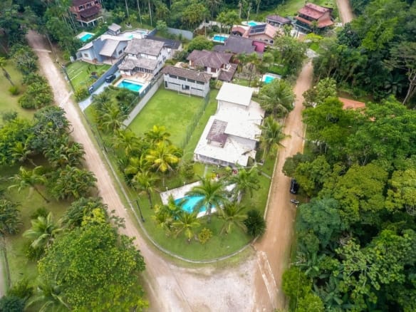 Casa à Venda em Ubatuba no Condomínio Recanto da Lagoinha com 5 quartos e 335m²