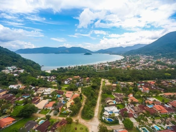 Casa à Venda em Ubatuba no Condomínio Recanto da Lagoinha com 5 quartos e 335m²