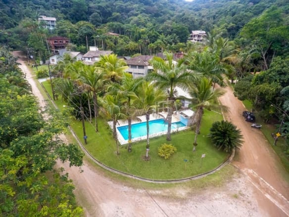 Casa à Venda em Ubatuba no Condomínio Recanto da Lagoinha com 5 quartos e 335m²