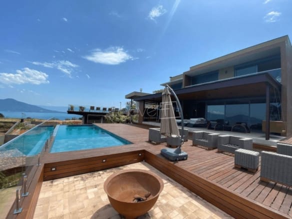 Casa de Condomínio para Venda com 4 quartos, em Ilhabela com 300m²