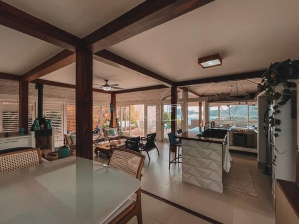 Casa de Condomínio para Venda com 4 quartos, em Itaguá com 400m²