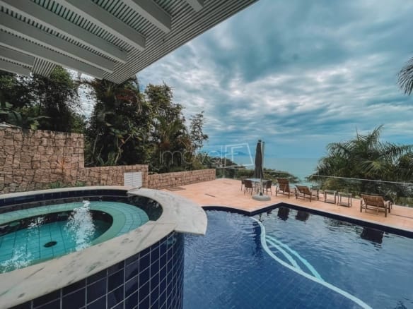 Casa de Condomínio para Venda com 6 quartos, em Ponta das Toninhas com 500m²