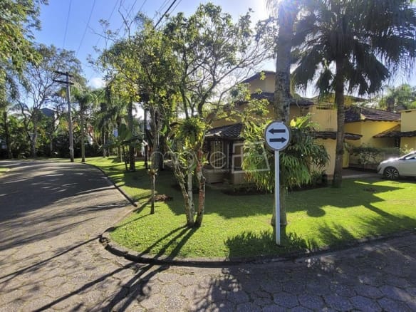 Casa de Condomínio para Venda com 6 quartos, em Camburi com 230m²