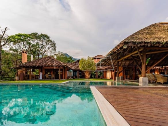 Casa para Venda com 11 quartos, no Condomínio Roteiro do Sol – vista praia da Cocanha, com 1400m²