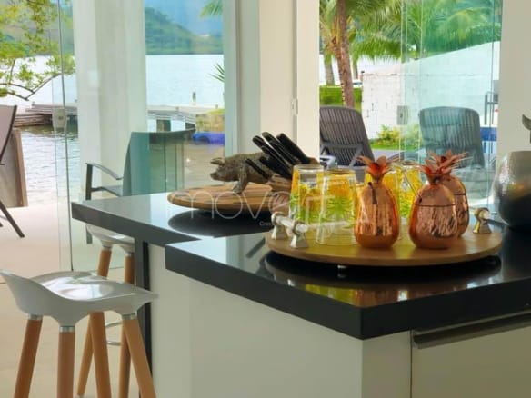 Casa de Condomínio para Venda com 11 quartos, em Bracuí (Cunhambebe) com 1330m²