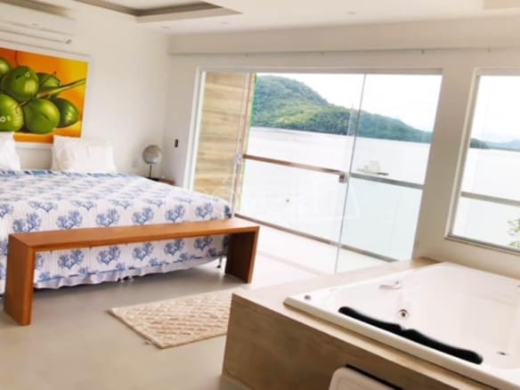 Casa de Condomínio para Venda com 11 quartos, em Bracuí (Cunhambebe) com 1330m²