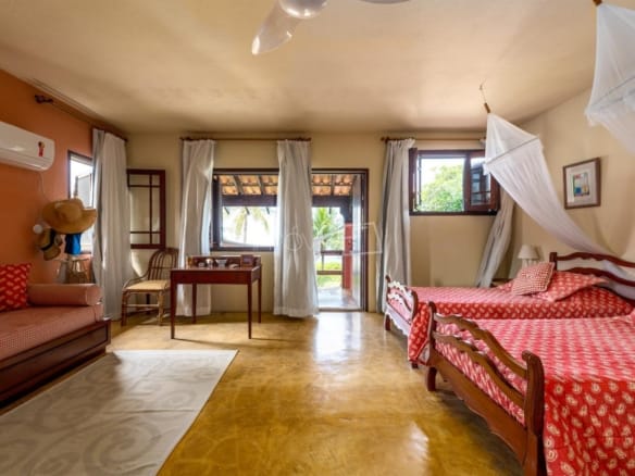 Casa de Condomínio para Venda com 5 quartos, em Guaecá com 576,22m²