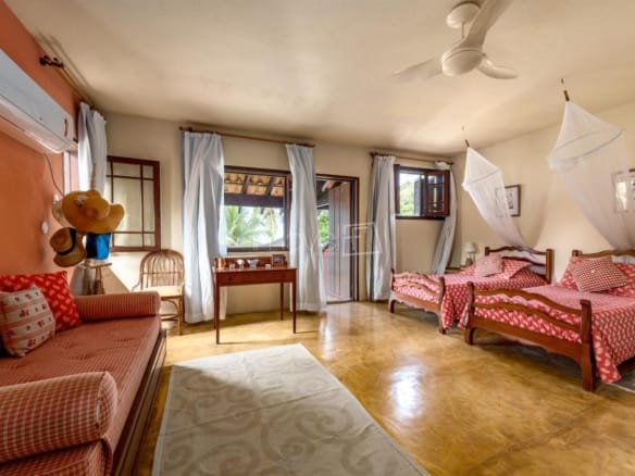 Casa de Condomínio para Venda com 5 quartos, em Guaecá com 576,22m²