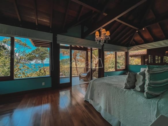 Casa de Condomínio para Venda com 4 quartos, em Praia Brava do Sul com 445m²