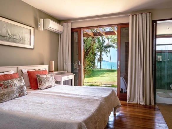 Casa de Condomínio para Venda com 4 quartos, em Praia Brava do Sul com 445m²