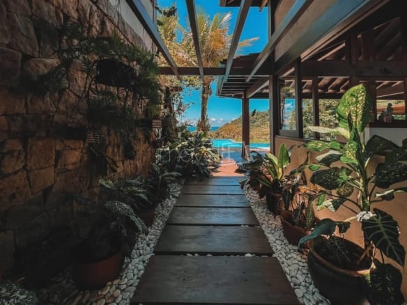 Casa de Condomínio para Venda com 4 quartos, em Praia Brava do Sul com 445m²