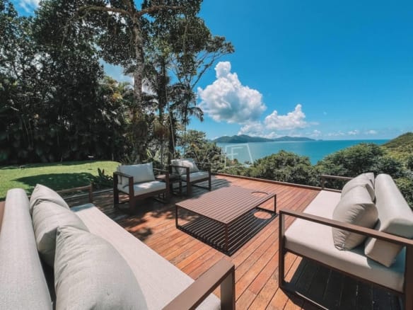 Casa de Condomínio para Venda com 4 quartos, em Praia Brava do Sul com 445m²