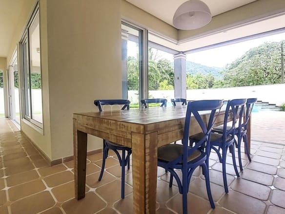 Casa à Venda em Ubatuba no Condomínio Recanto da Lagoinha com 5 Suítes e 500m²