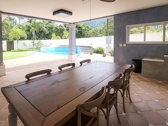 Casa à Venda em Ubatuba no Condomínio Recanto da Lagoinha com 5 Suítes e 500m²