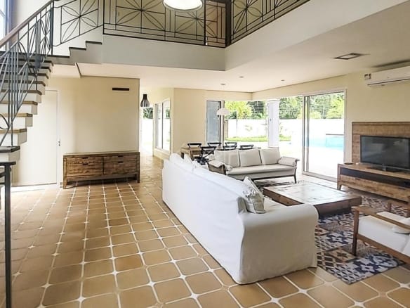 Casa à Venda em Ubatuba no Condomínio Recanto da Lagoinha com 5 Suítes e 500m²
