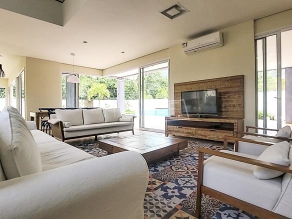 Casa à Venda em Ubatuba no Condomínio Recanto da Lagoinha com 5 Suítes e 500m²