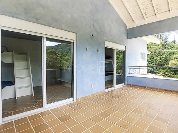 Casa à Venda em Ubatuba no Condomínio Recanto da Lagoinha com 5 Suítes e 500m²