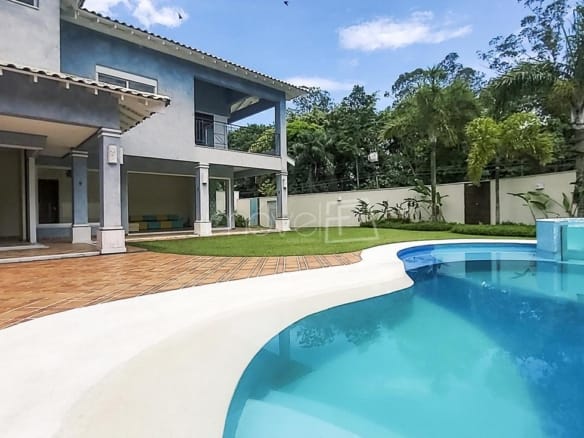 Casa à Venda em Ubatuba no Condomínio Recanto da Lagoinha com 5 Suítes e 500m²