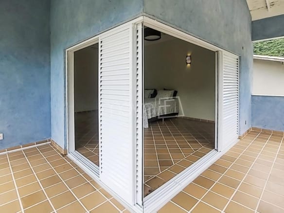Casa à Venda em Ubatuba no Condomínio Recanto da Lagoinha com 5 Suítes e 500m²