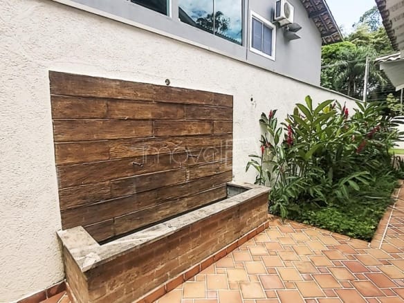 Casa à Venda em Ubatuba no Condomínio Recanto da Lagoinha com 5 Suítes e 500m²