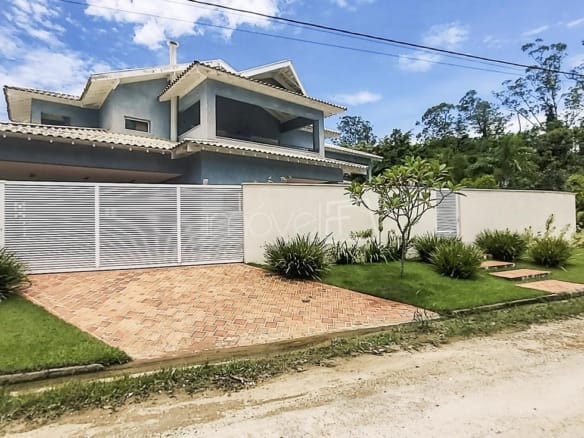 Casa à Venda em Ubatuba no Condomínio Recanto da Lagoinha com 5 Suítes e 500m²