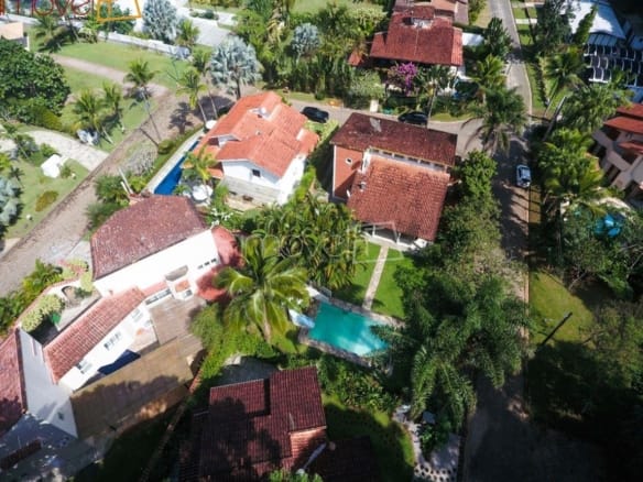 Casa de Condomínio para Venda com 4 quartos, em COCANHA com 300m²
