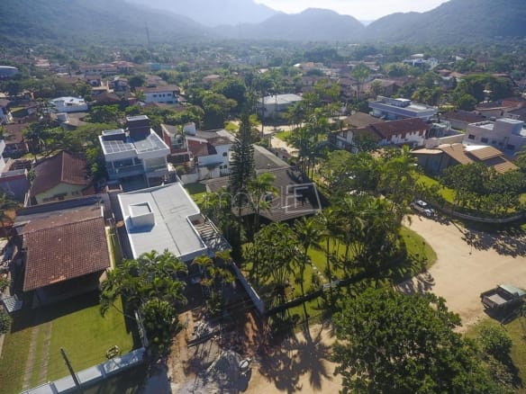 Casa Pé na Areia à Venda em Ubatuba no Condomínio Salga Lagoinha com 3 quartos e 380m²