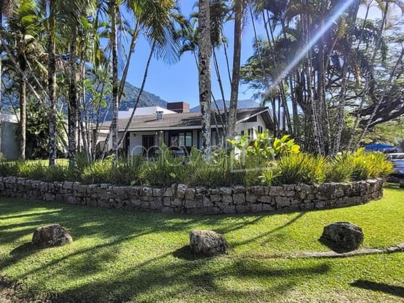 Casa Pé na Areia à Venda em Ubatuba no Condomínio Salga Lagoinha com 3 quartos e 380m²
