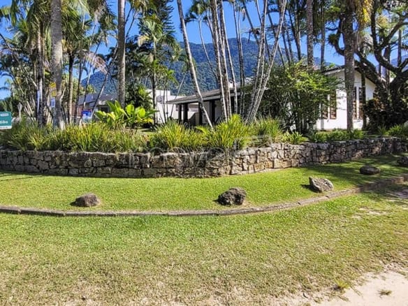 Casa Pé na Areia à Venda em Ubatuba no Condomínio Salga Lagoinha com 3 quartos e 380m²