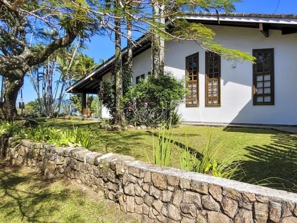 Casa Pé na Areia à Venda em Ubatuba no Condomínio Salga Lagoinha com 3 quartos e 380m²
