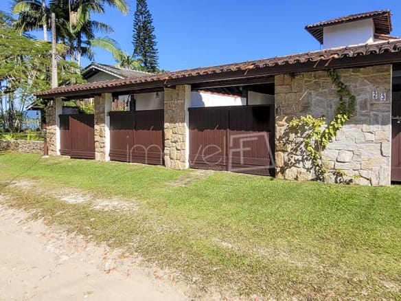 Casa à venda em Ubatuba no Condomínio Salga Lagoinha com 3 quartos e 250m²