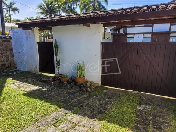 Casa à venda em Ubatuba no Condomínio Salga Lagoinha com 3 quartos e 250m²