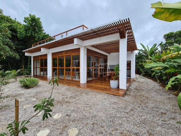 Casa para Venda com 4 quartos, em PRAIA DE ITAMAMBUCA com 273m²