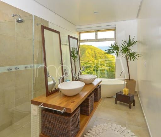 Casa no Condomínio Arrozal com 05 suítes, Siriúba em Ilhabela com 636m²