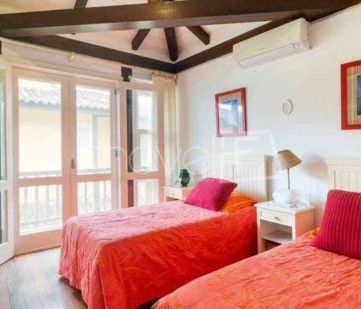 Casa de Condomínio para Venda com 6 quartos, em Camburi com 600m²