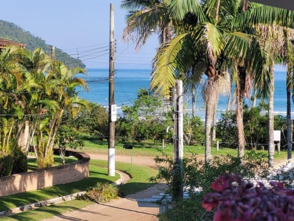 Casa à Venda em Ubatuba no Condomínio Salga Praia da lagoinha com 3 Quartos e 247m²