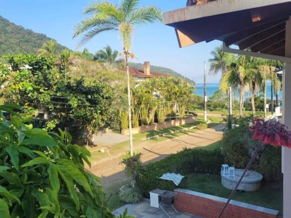Casa à Venda em Ubatuba no Condomínio Salga Praia da lagoinha com 3 Quartos e 247m²