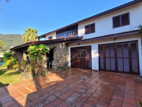 Casa à Venda em Ubatuba no Condomínio Salga Praia da lagoinha com 3 Quartos e 247m²