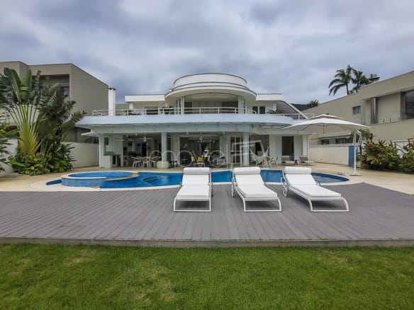 Casa no Condomínio Costa Verde Tabatinga com 5 suítes na Praia de Tabatinga com 361m²