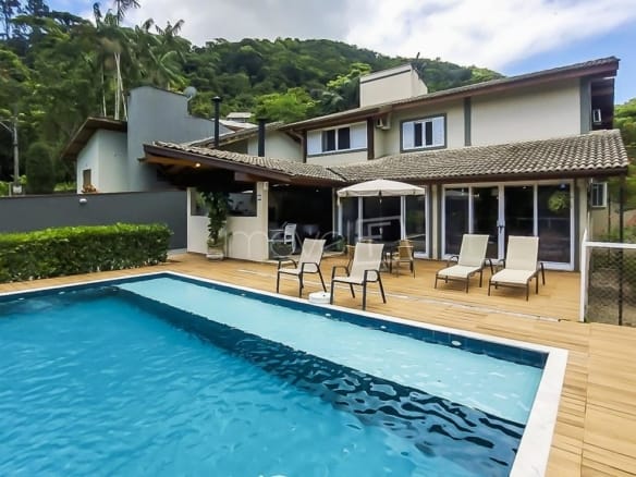 Casa para Temporada em Ubatuba no Condomínio Recanto da Lagoinha com 4 quartos e 300m²