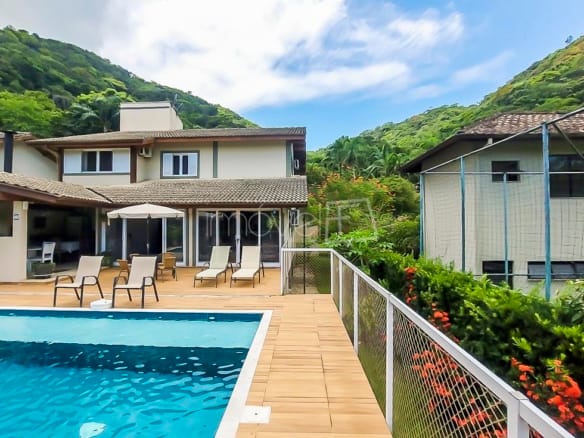 Casa para Temporada em Ubatuba no Condomínio Recanto da Lagoinha com 4 quartos e 300m²