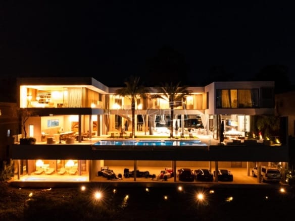 Casa de Condomínio para Venda com 8 quartos, em Tamboré com 2159m²