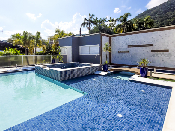Casa de Condomínio para Venda com 7 quartos, em Lázaro com 1500m²
