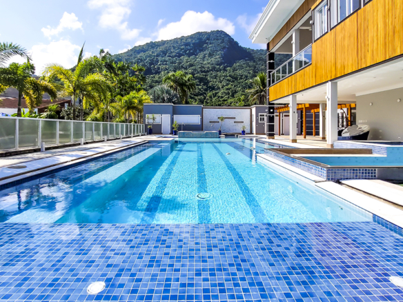 Casa de Condomínio para Venda com 7 quartos, em Lázaro com 1500m²