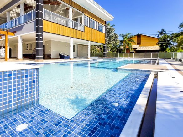 Casa de Condomínio para Venda com 7 quartos, em Lázaro com 1500m²
