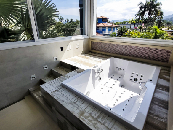 Casa de Condomínio para Venda com 7 quartos, em Lázaro com 1500m²